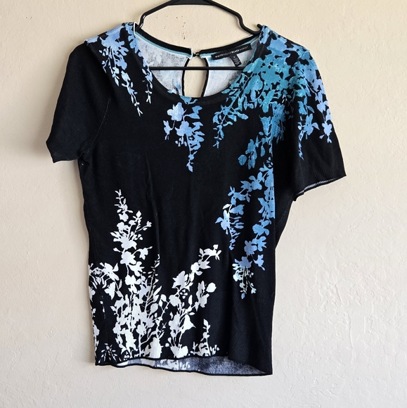 White House Black Market Tops - White house black market short sleeve floral knit blouse Size Small
